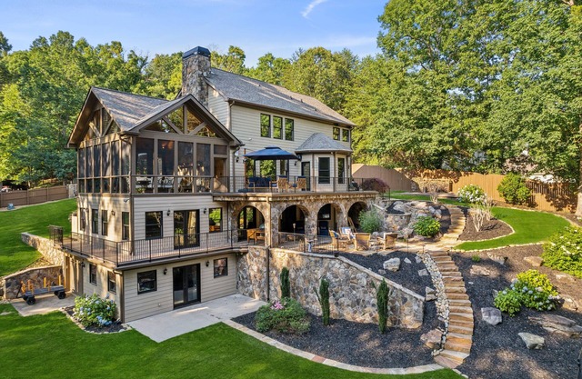 Breathing taking views of Lake Lanier in a quite and private cove.