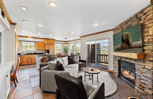 Breathtaking Balcony Lake View, Fireplace, Hot Tub, Near Park City & Deer Valley