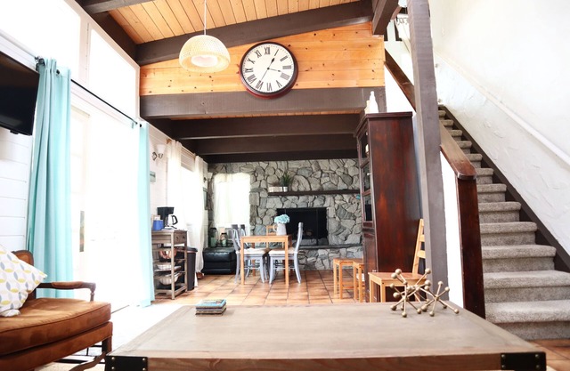 Breathtaking Couple's Getaway in SB Near the Beach & UCSB