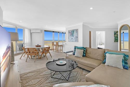 Breathtaking Ocean View & Beachside 3 Bedrooms Apartment