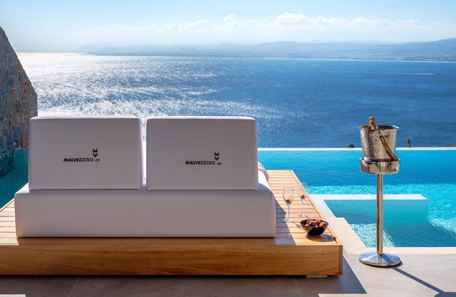 Breathtaking sea Views, Infinity heated Pool, Full Privacy, Close to the Beach!