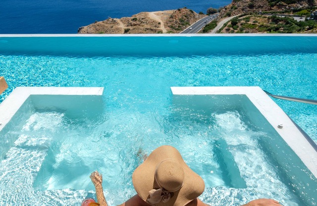 Breathtaking sea views, infinity pool, full privacy, close to the beach!