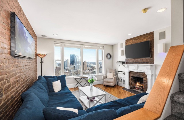 Breathtaking views of Pittsburgh from Mt. Washington! Rooftop deck + parking!