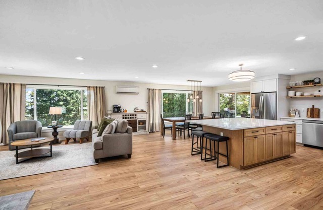 Breathtaking Wine Country Home w/Incredible Dundee Hills Vineyard Views, Covered Deck w/Hot Tub