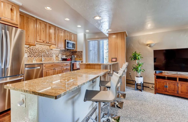 BRECKENRIDGE 2 BEDROOM CONDO, FREE SHUTTLE TO PEAK 8 & TOWN, CLOSE TO RESORT
