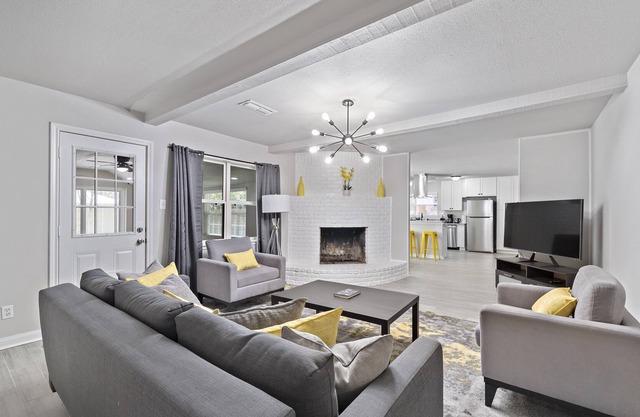Breezy 4 bedroom home minutes from Midtown!