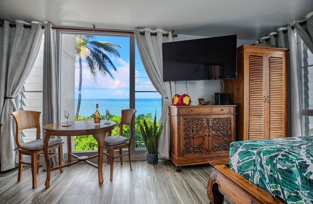 Breezy Beachfront Getaway w180 degree Oceanview