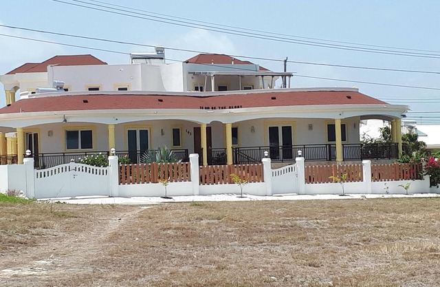 Breezy LR GND Floor Apt Higher Altitude, Barbados