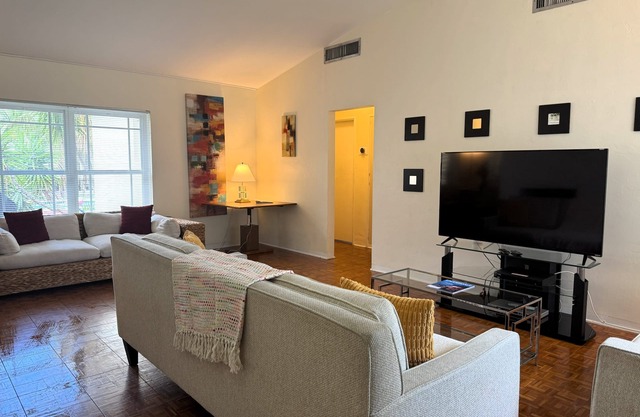 Breezy Waterfront~Pool~Fishing~Close to Beach