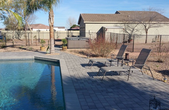 BRGuest in our Guest House! Pool, Hot Tub, Secure Parking, Private Patios