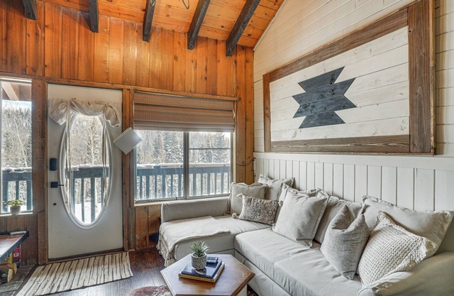 Brian Head Chalet w/Mountain Views, Near Skiing!