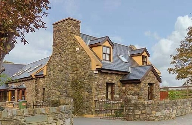 BRIDGE VIEW, family friendly in Beaufort, County Kerry