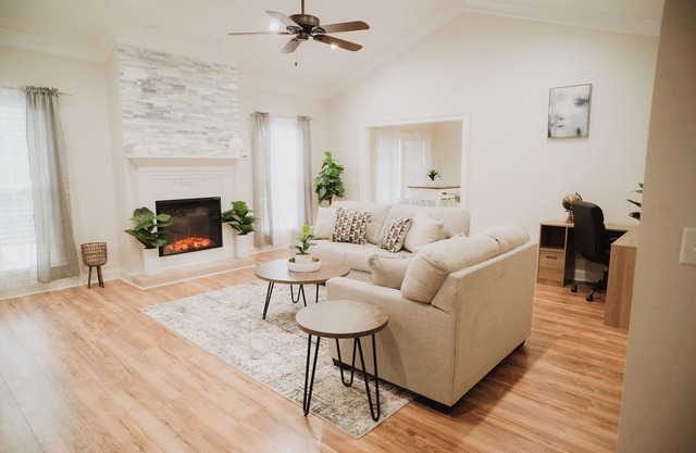Bridgerton Palace 3bd 2ba Mid-Term Stay. Pet and Family Friendly!