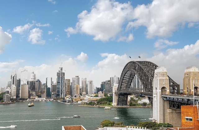 'Bridgeview' - Luxury 2 Bedroom Home, Complete w/Free Parking, Aircon & Lift!