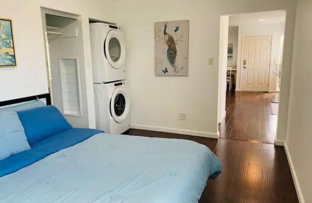 Bright 1 BR w/AC, Free Parking, Washr/Dryr