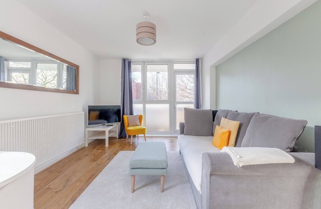 Bright 1BD Flat with Private Balcony, Old Street