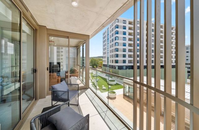 Bright 2-Bed Apartment with Gym, BBQ & Pool Access