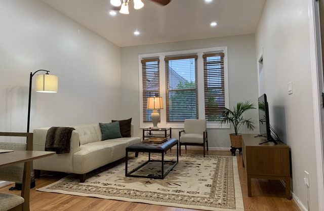 Bright 2 bed conveniently located in the heart of Logan Square with easy parking