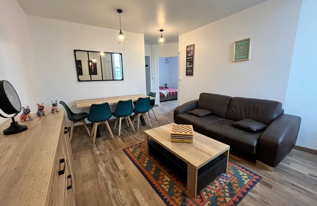 Bright 2-bed apartment near beach & shops