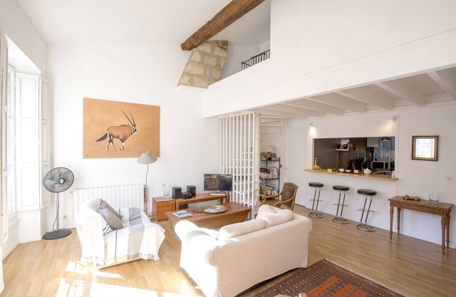 Bright 2 bedrooms near Tourny place