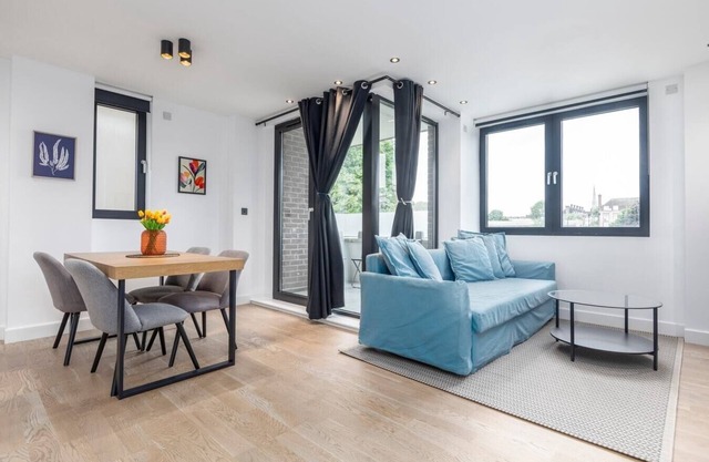 Bright 2BR - 2Bath Apt with Balcony | Kentish Town