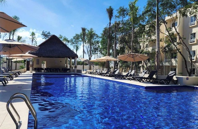 Bright 2BR Condo with 5 Pools in Playa