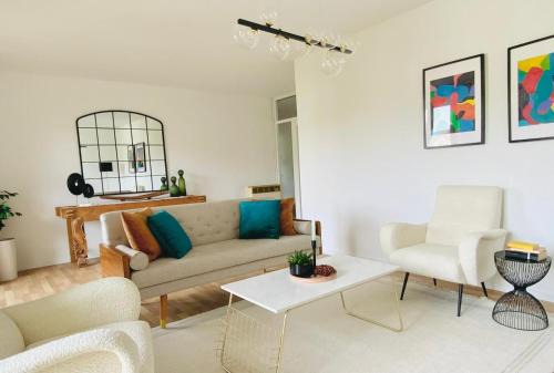 Bright 2BR Family-friendly Home -BASF - Free Parking - Super Fast WIFI