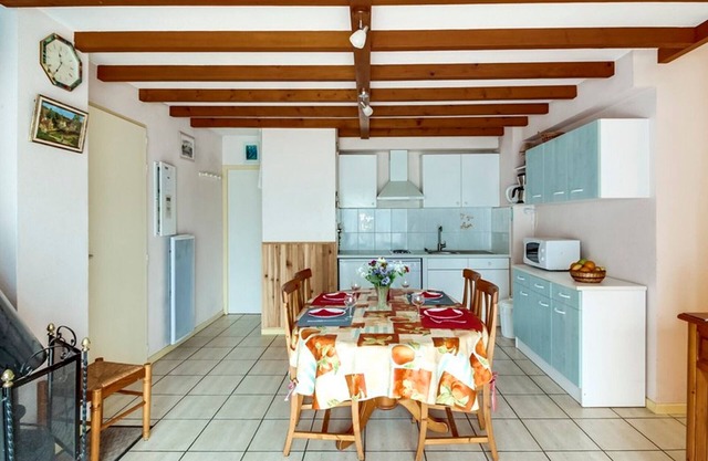Bright 2BR with garden, sleeps 6, Wi-Fi, parking, pets allowed