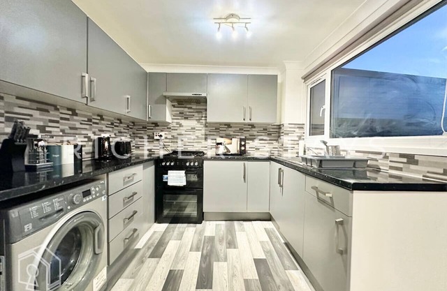 Bright 3-Bedroom House | Driveway & Garden