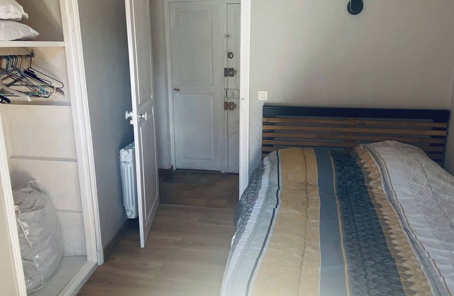 Bright 3-room apartment on the village square,