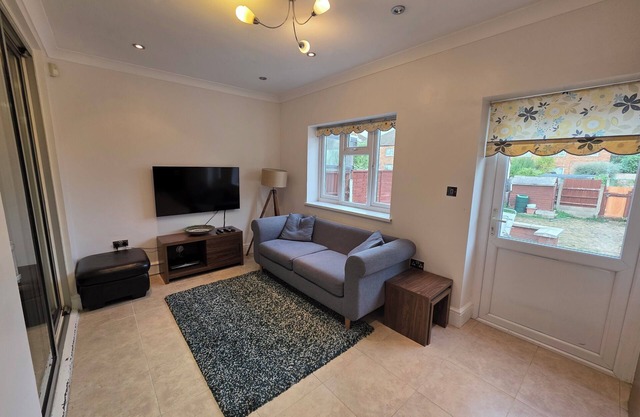 Bright 3BD Family Home with Garden, Barkingside