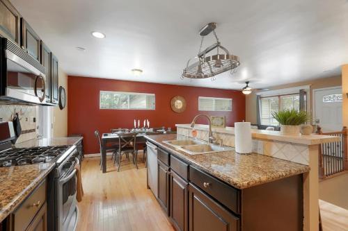 Bright 5br Home W Hot Tub & Patio