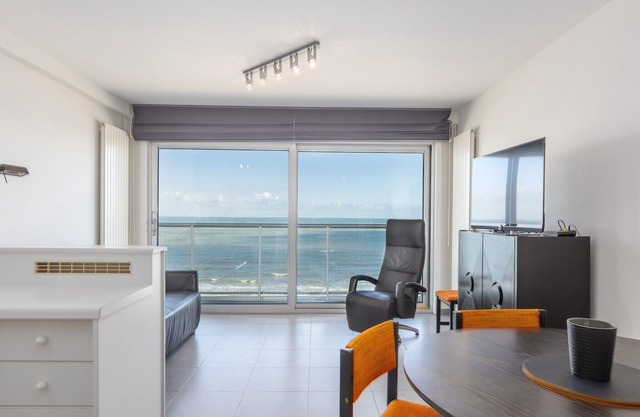 Bright 6th-Floor Home