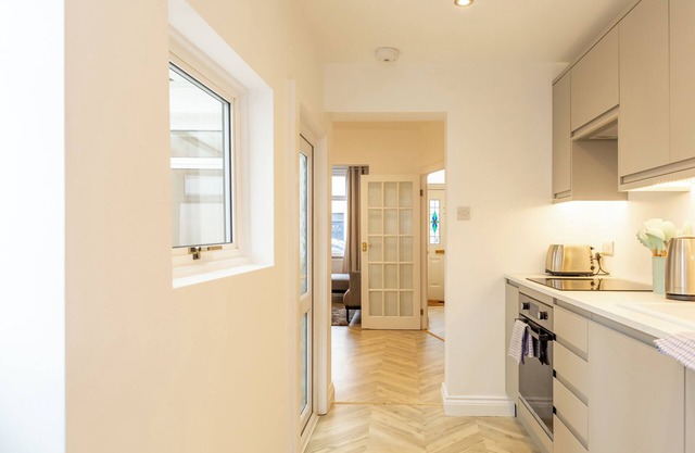 Bright & Airy 2BD - 10min walk to Centre