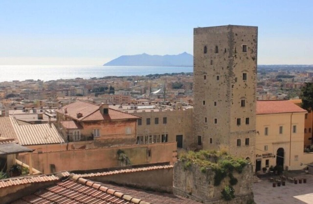 Bright and airy apartment in the cozy old town of Terracina