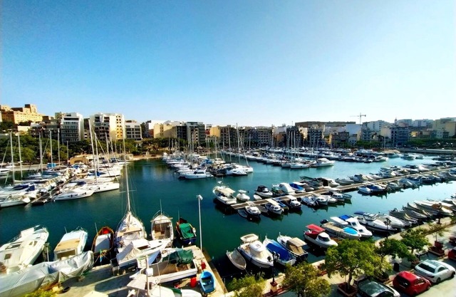 Bright and Central 2 Bedroom With Harbour View