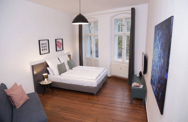Bright and modern 2-room apartment in Prenzlauer Berg (3)