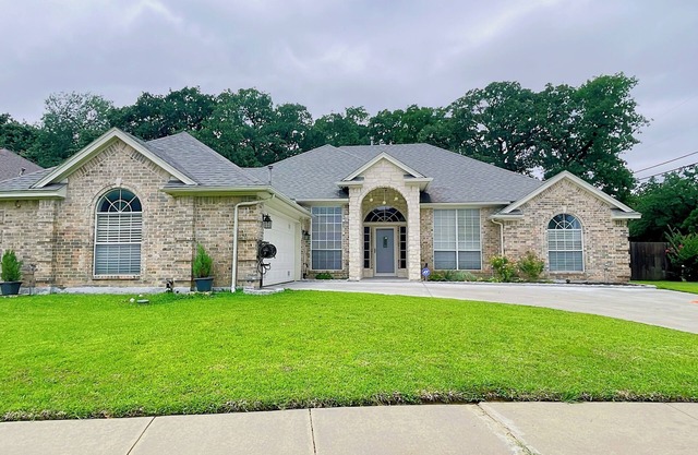 Bright and Spacious 4br2.5ba with fenced in yard