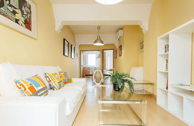 Bright and spacious apartment B in Seville Center