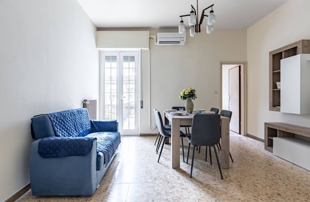 Bright and spacious apartment of about 130 sqm, able to accommodate up to 5 people, located on the first floor of a building without elevator (stairs to access).The property is located in a quiet area in the heart of the center of Viareggio, a few minute