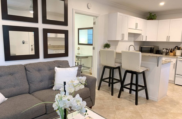 Bright and Sunny South Cottage - Centrally Located and in Quiet Neighborhood