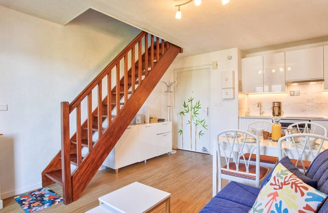 Bright apartment with balconies and private parking