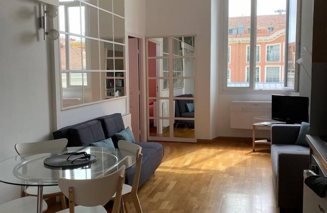 Bright apartment in Carré d'Or