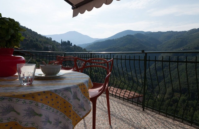 Bright apartment with a large, quiet terrace. Wi-Fi everywhere in the village.