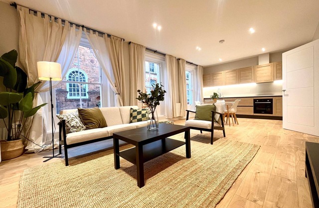 Bright Apartments Near Farnham Castle by StayStayStay