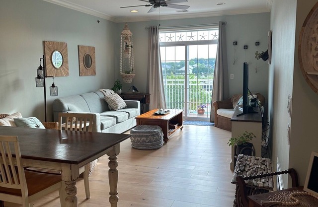Bright & Beachy Condo- pool, tennis, bike to town! Less than 2mi to the ocean!