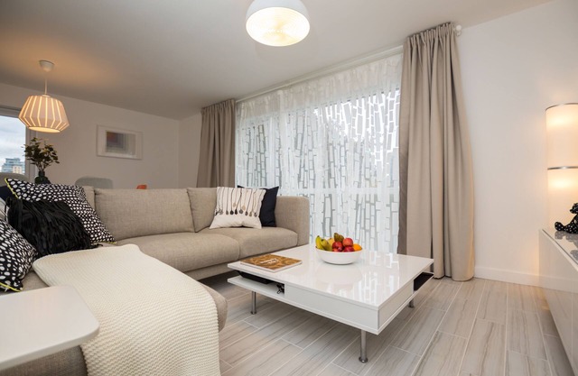 Bright & Beautiful Apt, Ealing Broadway, London!