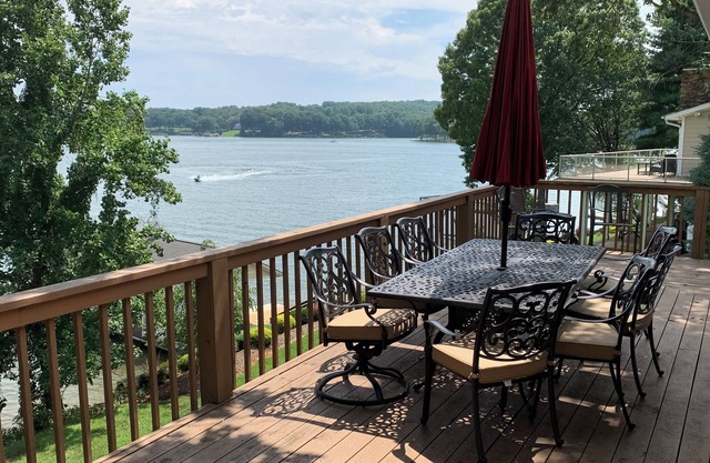 Bright, Beautiful Smith Mountain Lakefront, Full Amenities & Perfect Location!