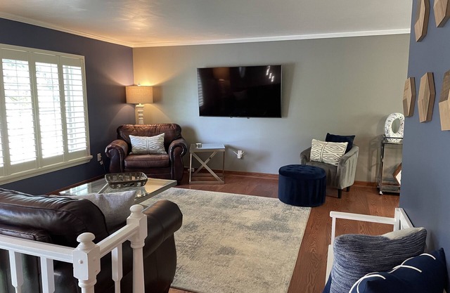 Bright & Charming 3BR House just outside of Pittsburgh!