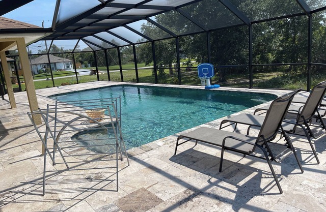 ☀️ Bright & Cheerful 4 Bedroom Home with a Pool sleeps 10💦